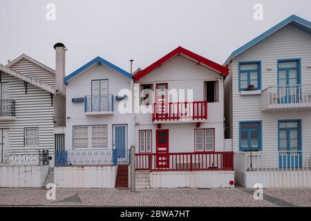 Maisons traditionnelles en bois coloré à rayures à Costa Nova - Aveiro, Portugal Banque D'Images