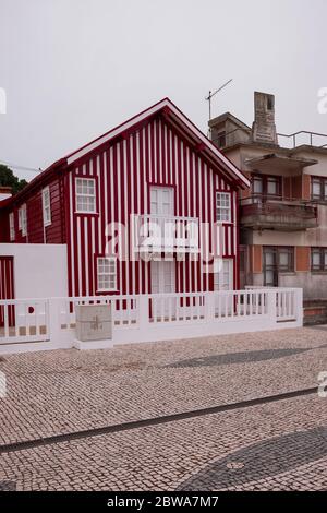 Maisons traditionnelles en bois coloré à rayures à Costa Nova - Aveiro, Portugal Banque D'Images