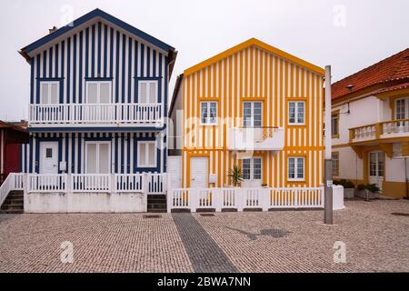 Maisons traditionnelles en bois coloré à rayures à Costa Nova - Aveiro, Portugal Banque D'Images