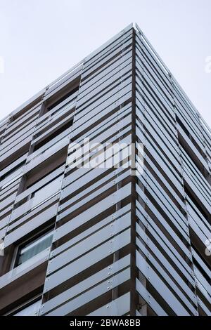 Tour de bâtiment moderne en acier et verre à Aveiro, Portugal Banque D'Images