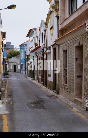 Route avec maisons traditionnelles avec carreaux 'Azulejos' façade à Aveiro, Portugal Banque D'Images