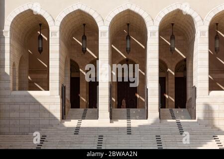 Arches à l'entrée de la Grande Mosquée du Sultan Qaboos, à la périphérie de Nizwa, en Oman Banque D'Images