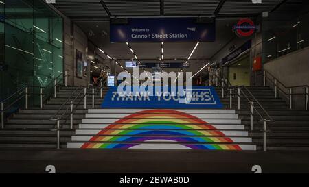 Une gare tranquille avec un message d'hommage à l'arc-en-ciel au personnel du NHS et des employés clés pendant le confinement de la pandémie à Londres Banque D'Images