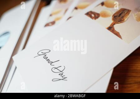 Invitations de mariage sur la table Banque D'Images