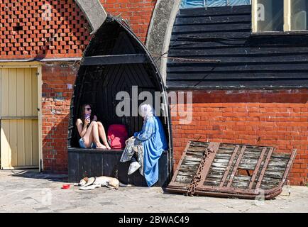 Brighton Royaume-Uni 31 mai 2020 - le moment de faire une sieste pour ce chien sur le front de mer de Brighton lors d'une autre belle journée chaude et ensoleillée pendant la crise pandémique du coronavirus COVID-19 . Crédit : Simon Dack / Alamy Live News Banque D'Images