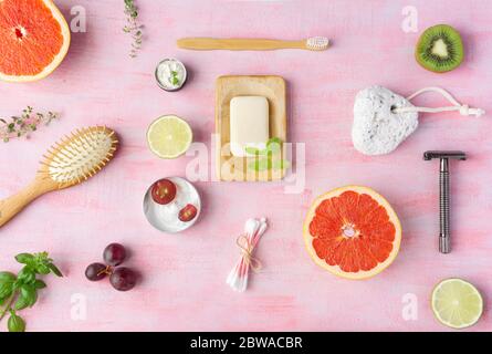 Zéro déchet accessoires de salle de bain. Quelques fruits et herbes autour. Vue de dessus, disposition. Banque D'Images