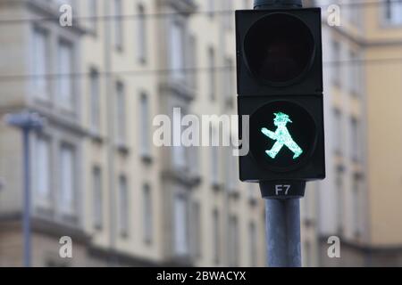 Signal piéton vert Ampelmann dans une rue de l'ancien Berlin-est en Allemagne Banque D'Images