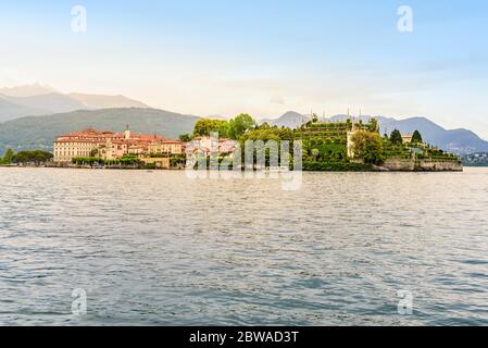 Isola Bella - île de pêcheurs dans le lac majeur avec des montagnes en arrière-plan, îles Borromées (Isole Borromée), Stresa, Piémont, Italie du Nord Banque D'Images