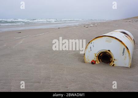 Baril rouillé sur un bord de mer après une tempête de mer. Les ordures dans la nature. Pollution de l'environnement. Problème écologique. Banque D'Images