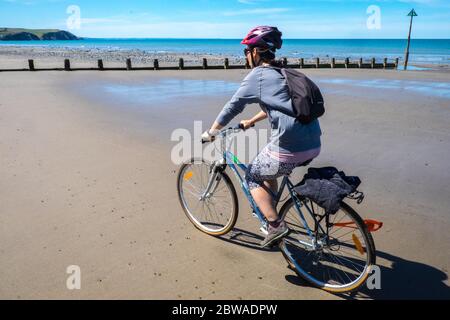 Local,femme,femme,cyclisme,sur,vélo,balade,en,vélo,équitation,tous les jours,exercice,sur,plage,vide,passant,forêt submergée,à,Borth,Ynyslas,plage,milieu,ouest,pays de Galles,en,bord de mer,vacances,complexe,Borth,est,un,peu,miles,nord,de,Aberwysth,vacances,19 en,gallois,plusieurs,vacances,et,vacances,sont,touristiques,sûr,en,lieu,de,vacances,sûr,et,vacances,de,vacances,en,Covid,vacances,et,vacances,vacances,en,galloise,et,et,vacances,vacances,en,galloise,et,vacances,et,vacances,vacances,en,vacances,et,vacances Banque D'Images