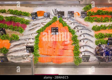 Exposition de poisson frais à vendre au supermarché Sainsbury et dans une armoire réfrigérée Banque D'Images