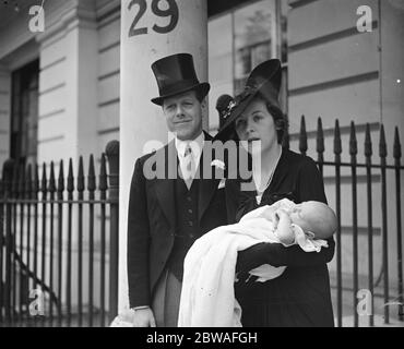 Lord et Lady Ashley et leur fils bébé Anthony après le baptême du bébé à l' église de l' Annonciation , rue Bryanston , Londres . 1er juillet 1938 Banque D'Images