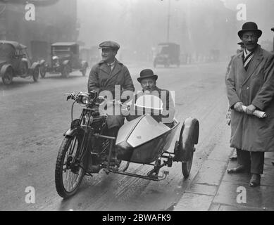 Enquête sur la grève des tramways et des bus devant les tribunaux M. R N Baldock ( syndicat des travailleurs de tramway ) arrive par le sidecar le 22 mars 1924 Banque D'Images