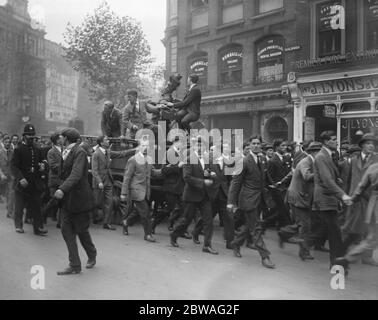 Les étudiants de Guy ' s capture ' Prineas ' la mascotte de l'hôpital universitaire 14 octobre 1920 Banque D'Images