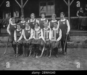 Angleterre contre Ecosse , hockey féminin à Merton . L'équipe anglaise . Debout de gauche à droite - Mlle D G Northwood , Mlle V Chamberlain , Mlle M Pollard , Mlle E N Arnold , Mlle S Newell et Mlle D N Glenday . Assis de gauche à droite - Mlle P Scarlett , Mme Bridge , Mlle E Willcock ( Capt ) , Mlle K Doman et Mlle M Bryant . 16 mars 1921 Banque D'Images