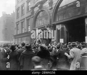 Les étudiants de Guy ' s capture ' Prineas ' la mascotte de l'hôpital universitaire 14 octobre 1920 Banque D'Images