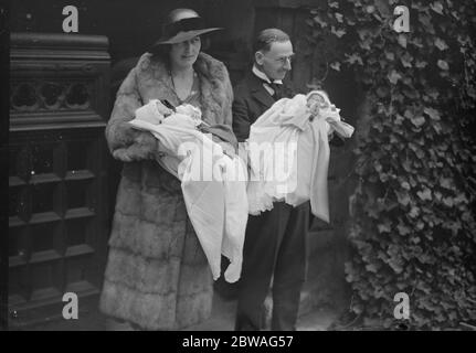 Major et Mme Gordon ont leur fils jumeaux et leur fille après le baptême à St Clément Danes le 18 avril 1933 Banque D'Images