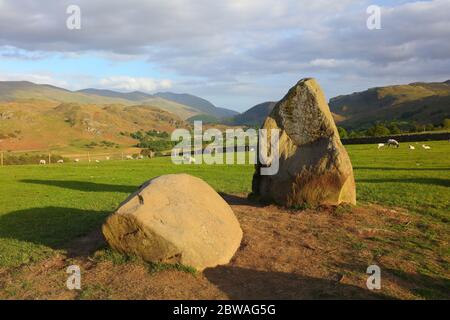 Vue rapprochée des pierres sur pied du cercle de pierres Castlerigg, dans une lumière chaude du soir. Keswick, parc national du district du lac, Angleterre, Royaume-Uni. Banque D'Images