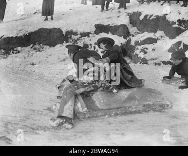 Tobagganing sur Hampstead Heath 22 janvier 1917 Banque D'Images