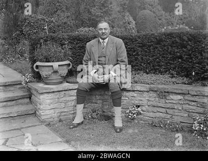 Le Maharaj de Nawanagar ( Ranjittinjhi ) à son domicile à Staines , Middlesex . 31 mars 1923 Ranjitsinhji Vibhaji, Maharaja Jam Sahib de Nawanagar GCSI, GBE (10 septembre 1872 - 2 avril 1933) (connu sous le nom de K.S. Ranjitsinhji, Ranji ou Smith pendant sa carrière) était un cricketer indien du prince et du Test qui a joué pour l'équipe de cricket anglaise. Il a également joué au cricket de première classe pour l'Université de Cambridge et au cricket du comté pour Sussex. Batteur légendaire Banque D'Images