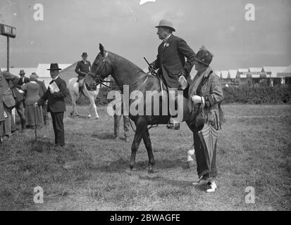 Le Royal Agricultural Show à Leicester . Lady Augusta Fane parlant à Sir Gilbert Greenall à cheval . 1924 Banque D'Images