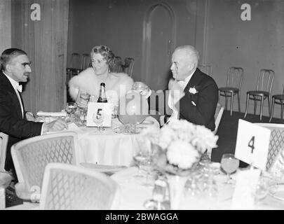 Au ballon de golf tenu à Grosvenor House , Londres , en aide au Fonds d'appel de prolongation de l'hôpital St Mary ; M. EF Bisgood , capitaine du Royal Mid - Surrey Golf Club , avec le Major Collis Brown ( secrétaire du Royal Mid - Surrey ) et Mme Collis Brown . 1938 Banque D'Images