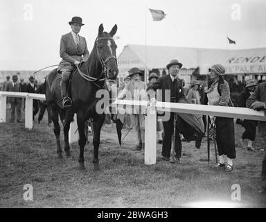 Le Royal Agriculture Show à Leicester . Mlle Augusta Hamilton ( monté ) discutant avec Lord et Lady Byron . 1924 Banque D'Images