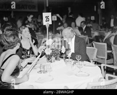 Au ballon de golf tenu à Grosvenor House , Londres , en aide à l' hôpital St Mary , de gauche à droite ; Miss Gough , Lady Gough et Sir Hubert Gough . 1937 Banque D'Images