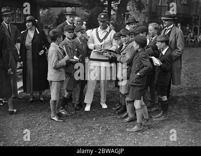 Jack Hobbs Charity Match avec Wimbledon Jack Hobbs est occupé à signer des autographes au match de cricket de l'association caritative à Merton en aide aux hôpitaux Nelson et North Wimbledon , et un effort de spécil est fait cette année car il est la 21e inauguration des Jeux 19 septembre 1931 Banque D'Images