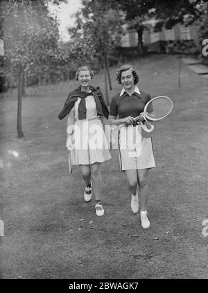 Le club de tennis de Lady Crossfield fête à Highgate les échecs Paravicini , filles des ministres suisses 1937 Banque D'Images