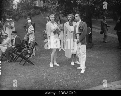 Le club de tennis de Lady Crossfield est parti à Highgate Miss Paravicini , Lady Alington et MR Trauttenburg 1936 Banque D'Images