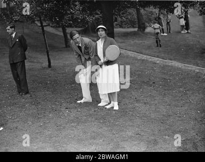 Le club de tennis de Lady Crossfield est parti à Highgate Miss Thelma Cazalet et M. Bowater 1936 Banque D'Images