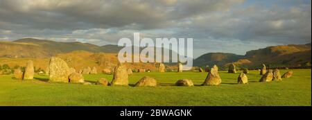 Vue panoramique sur le cercle de pierres de Castlerigg, dans un cadre chaleureux. Keswick, parc national du district du lac, Angleterre, Royaume-Uni. Banque D'Images