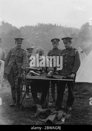 L'Armée de Kitchener dans le camp d'entraînement de Golder Hill Park , Londres . Les hommes qui reçoivent leurs uniformes mended par le camp tailleur . 1914 - 1918 Banque D'Images