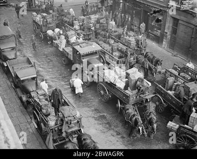 Une scène animée au marché aux poissons de Billingsgate . Pâques 1933 11 mars 1933 Banque D'Images