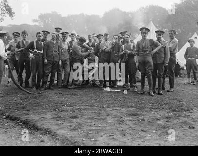 L'Armée de Kitchener dans le camp d'entraînement de Golder Hill Park , Londres . Les hommes à leurs ' toilettes du matin ' . Avoir un rasage . 1914 - 1918 Banque D'Images