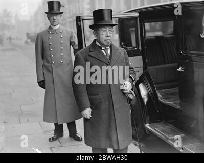 Le Prince Tokugawa , président de la Croix-Rouge japonaise , quitte son hôtel de Londres pour voir le roi au Palais de Buckingham le 2 novembre 1933 Banque D'Images