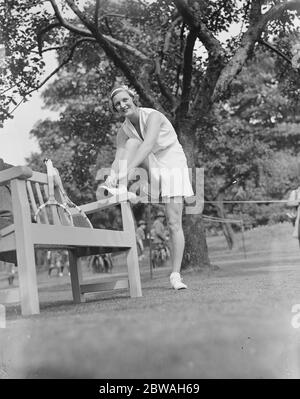 Le club de tennis de Lady Crossfield a fait la fête à Highgate Mme Fearnley Whittingstall dans son nouveau costume 1933 Banque D'Images