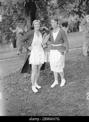 Soirée club de tennis de Lady Crossfield à Highgate Mme Fearnley Whittingstall et Mme Nicopoulo 1933 Banque D'Images