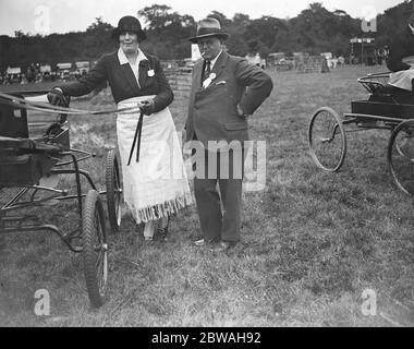 Westerham Hill Horse Show Mme Raymond Phillips et M. A E Wilson ( vice-président ) 1928 9 juillet 1926 Banque D'Images