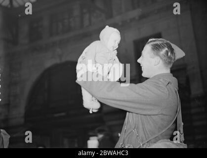 Les troupes sur le « Leave » ont surjoyé de voir la famille le 3 février 1940 Banque D'Images