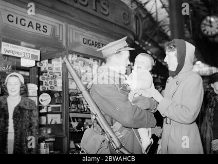 Les troupes sur le « Leave » ont surjoyé de voir la famille le 3 février 1940 Banque D'Images