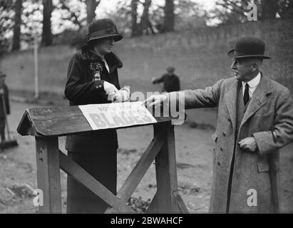 Élection générale , octobre 1924 déplacement de Sir Rowland Blades dans le puits Amato à Epsom et mise d'un pourboire sur le puits 24 octobre 1924 Banque D'Images