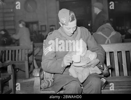 Les troupes sur le « Leave » ont surjoyé de voir la famille le 3 février 1940 Banque D'Images