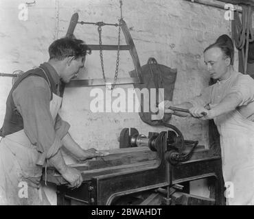 Cricket Bat fabrication à la pression de John Wisden une lame pour la durcir , plusieurs tonnes de pression sont portées à supporter sur elle 26 mars 1920 Banque D'Images