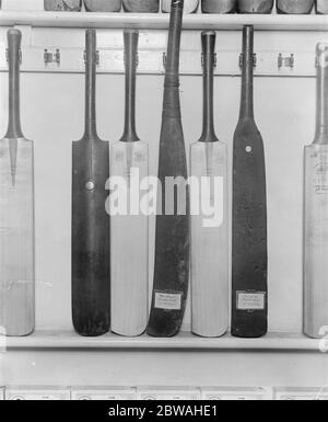Cricket Bat Making at au centre de John Wisden la plus ancienne batte en existence ( 1750 ) , de chaque côté deux 1920 chauves-souris , gauche de la chauve-souris du roi Edward une autre vieille chauve-souris est vue à droite 23 mars 1920 Banque D'Images