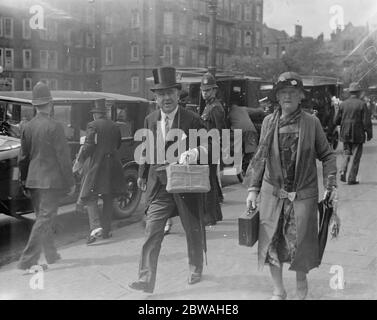 Eton versus Harrow cricket au terrain de cricket de Lord M. et Mme Phillips Oppenheim 9 juillet 1926 Edward Phillips Oppenheim (22 octobre 1866 Ð 3 février 1946) était un romancier anglais, dans sa vie un écrivain majeur et couronné de succès de fiction de genre incluant des thrillers. Épouse Elise Clara Hopkins Banque D'Images