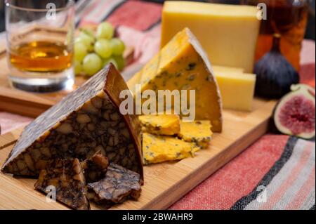 Gros plan sur le fromage de portier irlandais, le fromage bleu et le verre de dégustation d'un seul pot encore moustaclés d'Irlande Banque D'Images