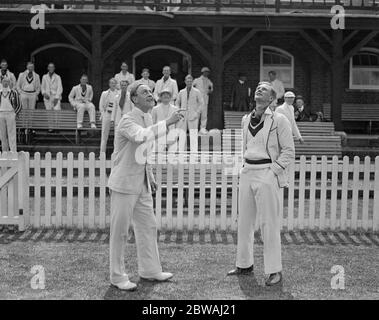 Eton contre Winchester les capitaines J C Atkinson Clarke , ( Eton , à gauche ) et R de W K Winlaw 30 juin 1933 Banque D'Images