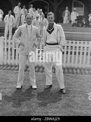 Eton contre Winchester les capitaines J C Atkinson Clarke , ( Eton , à gauche ) et R de W K Winlaw 30 juin 1933 Banque D'Images